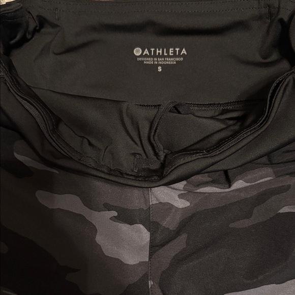 🏃‍♀️ Athleta Black Camo mid-rise Racer Run Shorts | Size Small 🖤 - Picture 2 of 8